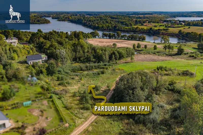 Parduodamas 4 sklypų masyvas. Jį sudaro 3 sklypai - namų valdos po 15 arų ir 1 sklypas - želdynų teritorija 15,5 arų.