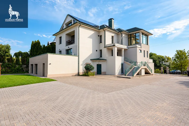 Parduodama 80,57 m² namo dalis su privačiu 3,8 aro kiemu, dviem parkavimo vietomis, dviem rūsiais ir pavėsine su židiniu, ramioje Antažerių vietoje, šalia ežero.